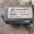 Двигун склопідіймача двері передньої, правої Audi A6 C6 (2004-2011) 4F0959802D