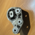 Опора редуктора подушка ліва passat b5 Audi A6 C6 (2004-2011) 8E0599125