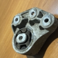 Опора редуктора подушка ліва passat b5 Audi A6 C6 (2004-2011) 8E0599125