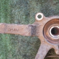 Цапфа поворотний кулак  лівий передній Nissan X-Trail T30 (2001-2007) 400158H300