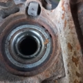 Цапфа (поворотній кулак) задній лівий Nissan X-Trail T30 (2001-2007) 430198H300
