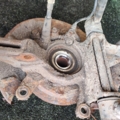 Цапфа (поворотний кулак) задній лівий  в сборі Nissan X-Trail T30 (2001-2007) 430198H300