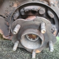 Цапфа (поворотний кулак) задній лівий  в сборі Nissan X-Trail T30 (2001-2007) 430198H300