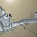 Левый кронштейн подторпедной трубы Skoda Octavia II (2004-2013) 1Z1858691D