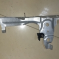 Левый кронштейн подторпедной трубы Skoda Octavia II (2004-2013) 1Z1858691D