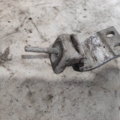 Петля крышки багажника Volkswagen Caddy III (2004-2015) 2K0827301A