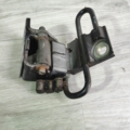 петля передніх дверей права нижня Volkswagen Golf IV (1997-2006) 4B0831412B