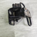 петля передніх дверей права нижня Volkswagen Golf IV (1997-2006) 4B0831412B