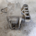 Подушка двигателя левая Volkswagen Golf IV (1997-2006) 1J0199555