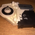 Мотор складника лівого переднього vw 1k0959701e Volkswagen Golf V (2003-2009) 1K0959701E