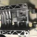 Опорний кронштейн рулевой колонки Volkswagen Golf V (2003-2009) 1T0419250A