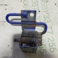 петля передніх дверей Volkswagen Golf V (2003-2009) 4B0831412B