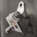 Петля дверки передня ліва Volkswagen Golf VI (2008-2012) 1K0831401M