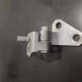 Петля дверки передня ліва Volkswagen Golf VI (2008-2012) 1K0831401M