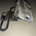 петля передніх дверей права нижня Volkswagen Passat B5 (1996-2005) 4B0831412B