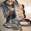 петля передніх дверей права нижня Volkswagen Passat B5 (1996-2005) 4B0831412B
