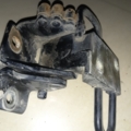 петля передніх дверей права нижня Volkswagen Passat B5 (1996-2005) 4B0831412B