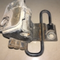 петля передніх дверей права нижня Volkswagen Passat B5 (1996-2005) 4B0831412B