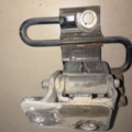 петля передніх дверей права нижня Volkswagen Passat B5 (1996-2005) 4B0831412B