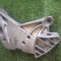 Кронштейн подушки (опори) двигуна, правої Volkswagen Passat B6 (2005-2010) 06J199207K