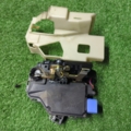 Замок задніх лівих дверей Volkswagen Touareg I (2002-2010) 7L0839089