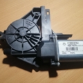 Двигун склопідіймача двері передньої, правої Volkswagen Touran I (2003-2010) 1T0959702
