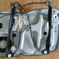 Скло підйомник лівий передній Volkswagen Touran I (2003-2010) 1T0837755M