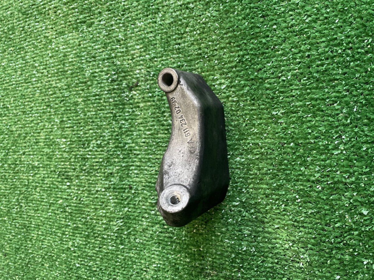 Кронштейн компресора кондиціонера A-Class W169 (2004-2012),Mercedes-Benz  A6112340239