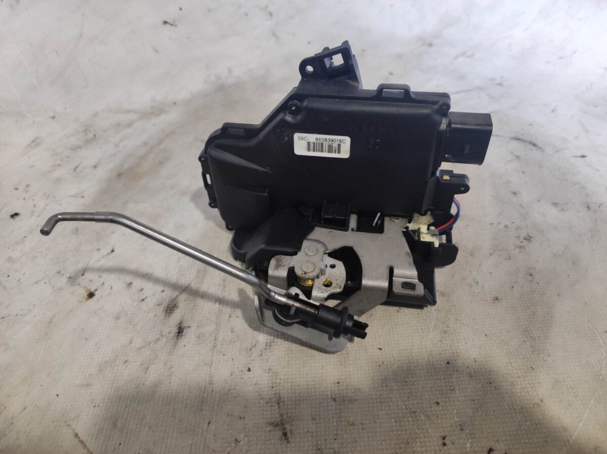 Замок дверей зад правої Audi  8E0839016C
