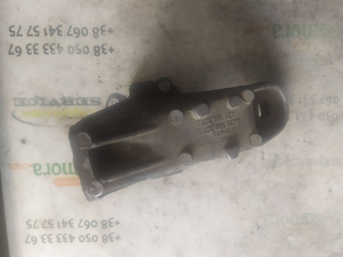Кронштейн крепления двс Audi 100 C3 1982-1991 431199307J