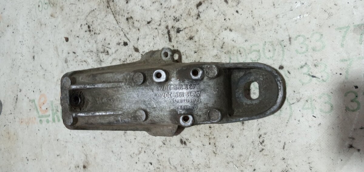 Кронштейн крепления двс Audi 100 C3 1982-1991 431199307J