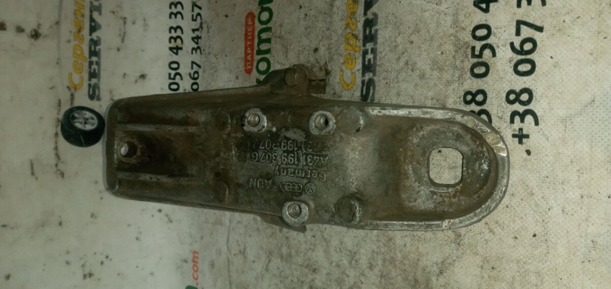 Кронштейн крепления двс Audi 100 C3 1982-1991 431199307J