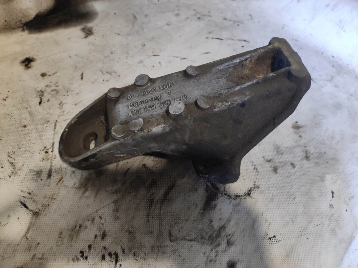 Кронштейн крепления двс audi a-100 c3 Audi 100 C3 1982-1991 431199307G
