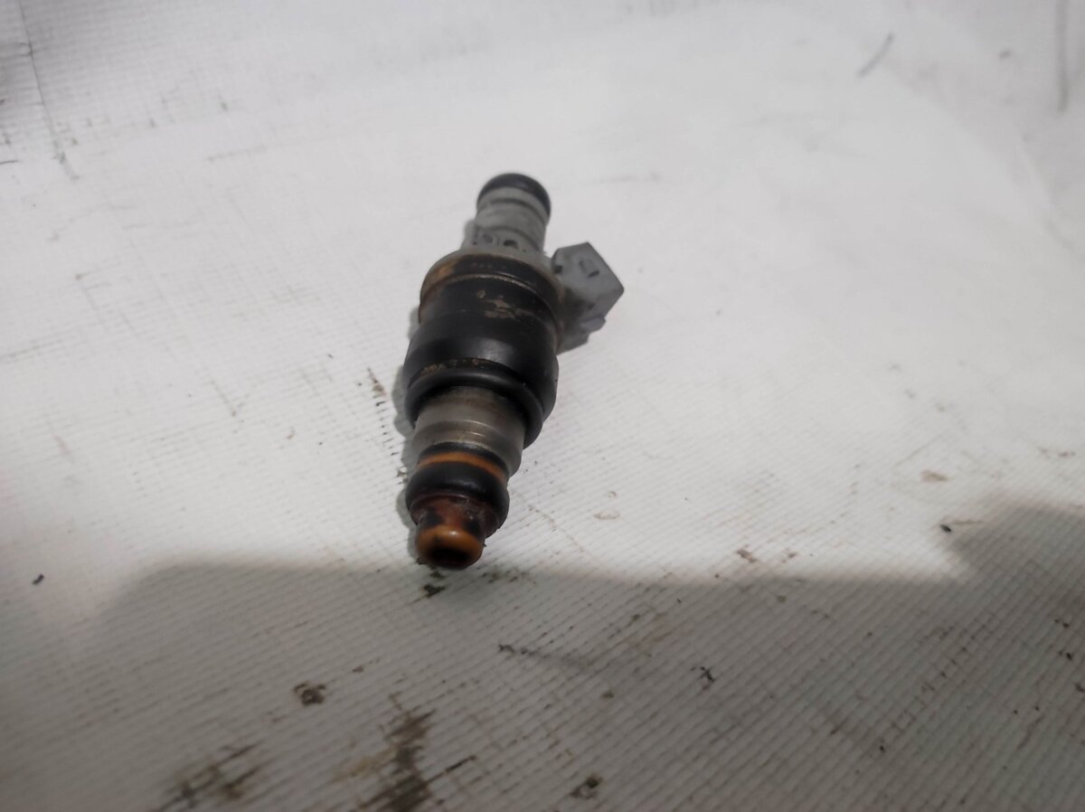 Форсунка бензинова 2,0 Audi 100 C4 1990-1994 037906031C