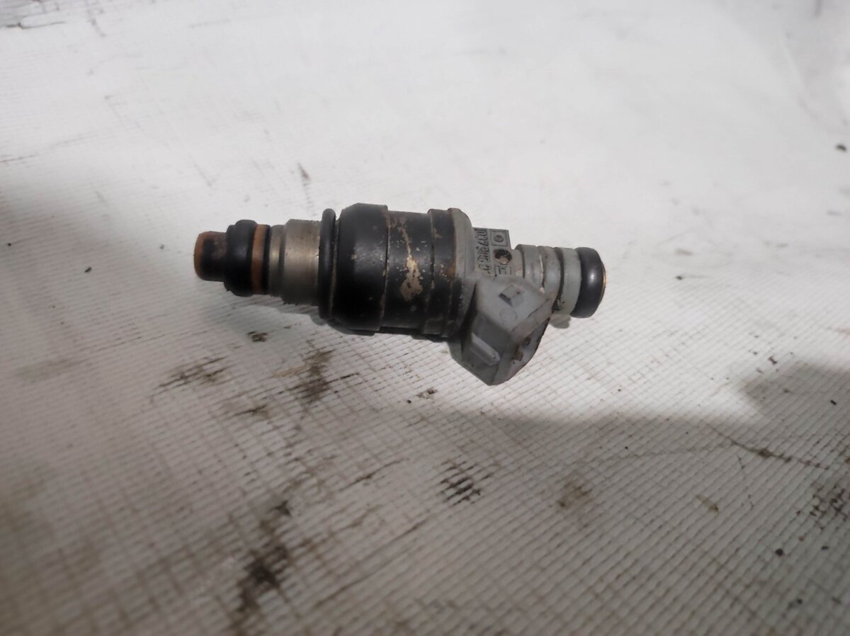 Форсунка бензинова 2,0 Audi 100 C4 1990-1994 037906031C