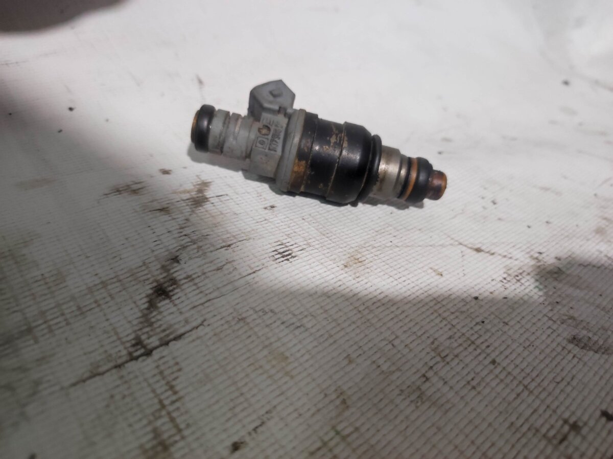 Форсунка бензинова 2,0 Audi 100 C4 1990-1994 037906031C