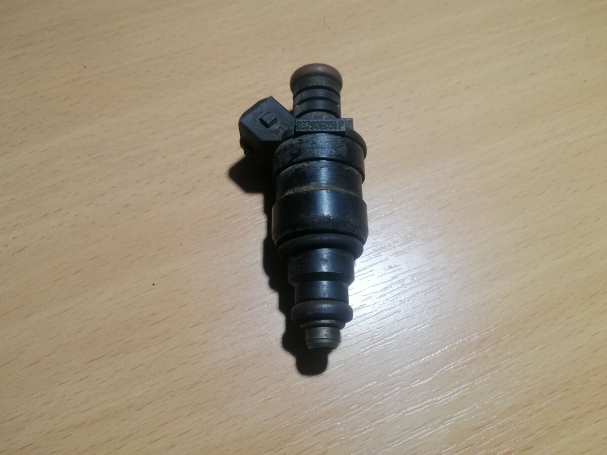 Форсунка бензинова 2,0 Audi 100 C4 1990-1994 037906031P