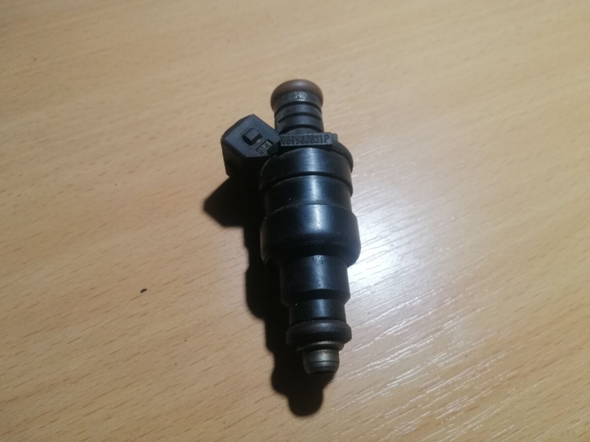 Форсунка бензинова 2,0 Audi 100 C4 1990-1994 037906031P