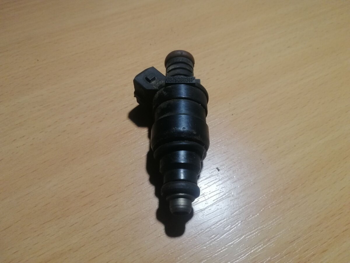 Форсунка бензинова 2,0 Audi 100 C4 1990-1994 037906031P