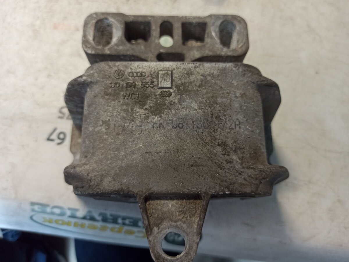 ліва опора двигуна; ліва подушка двигуна; подушка (опора двигуна, ліва) Audi A3 8L (1996-2003) 1J0199555AJ