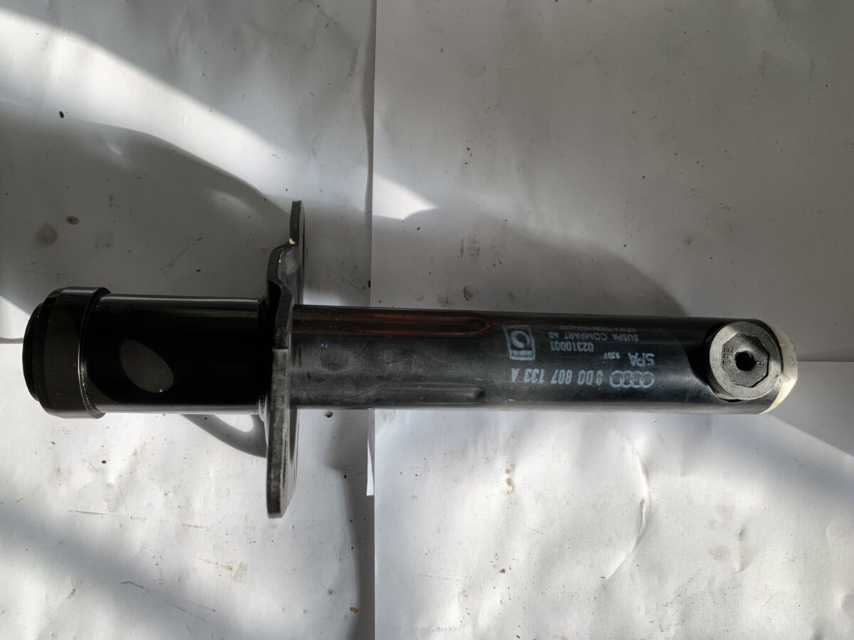 кріплення бампера; кронштейн бампера переднього, лівий; кронштейн кріплення бампера переднього лівий; ліве кріплення переднього бампера; лівий кронштейн переднього бампера Audi A4 B5 (1994-2001) 8D0807133A