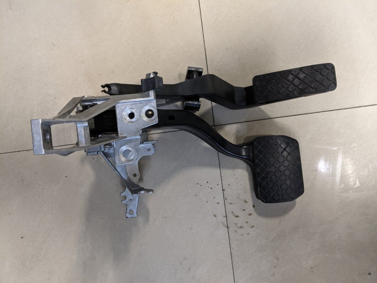 кронштейн педалей, педальний вузол Audi A4 B5 (1994-2001) 8D1721117E