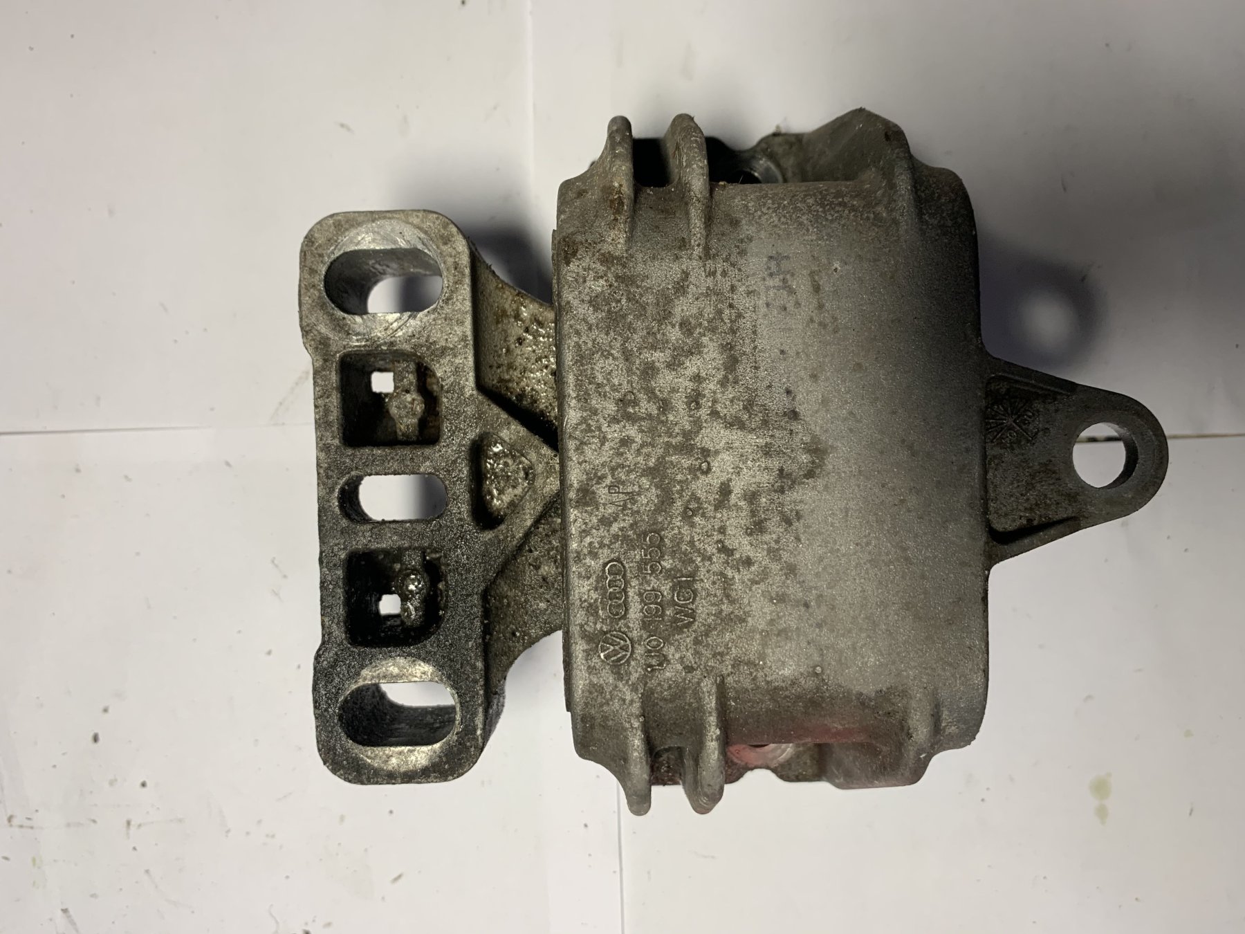 Подушка двигателя левая Audi A4 B5 (1994-2001) 1J0199555
