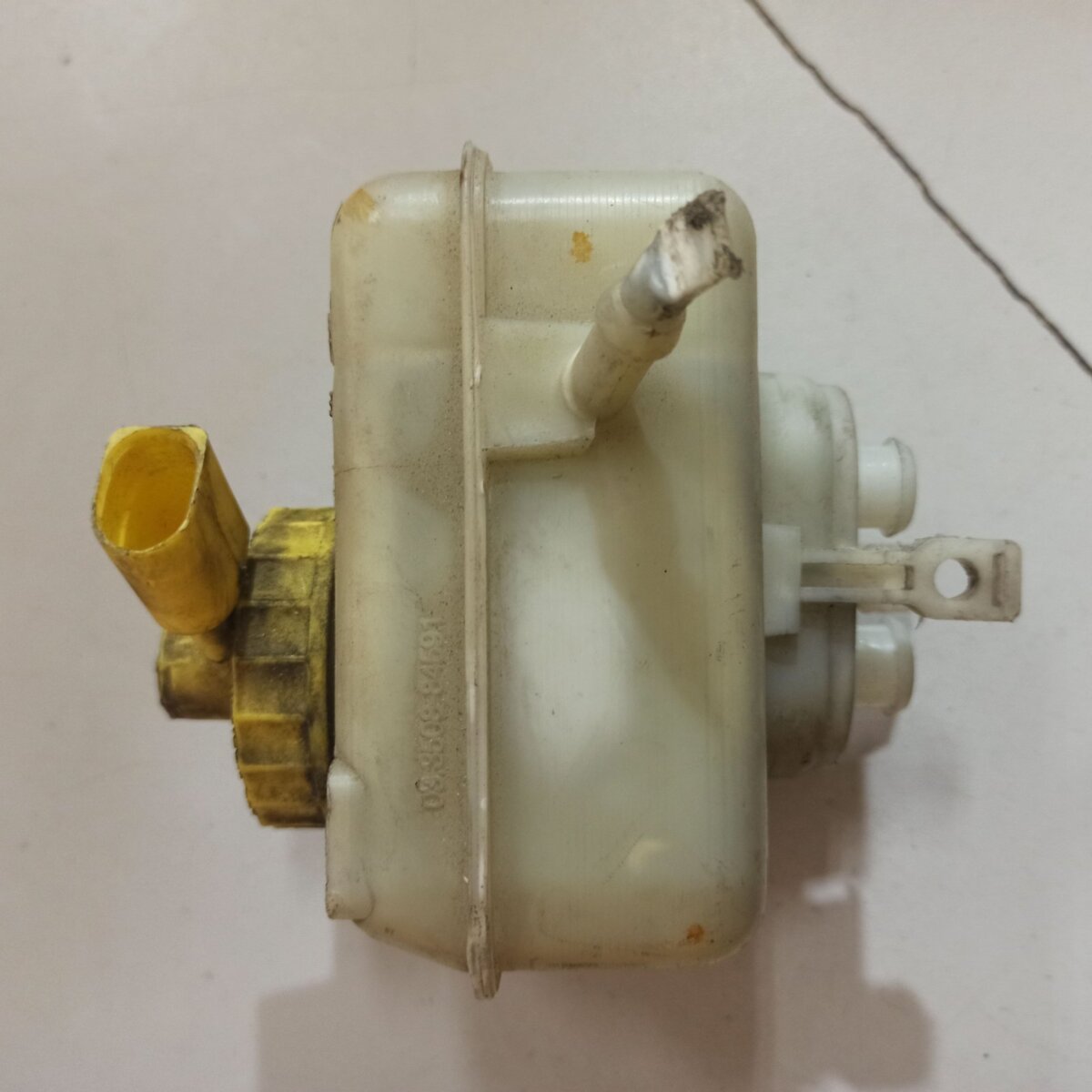 Тормозний ціліндр з бачком в зборі Audi A4 B5 (1994-2001) 1J1611301B