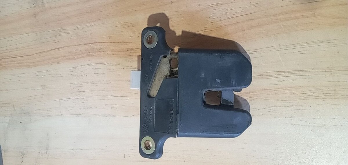 Замок крышки багажника Audi A4 B5 (1994-2001) 8D5827505