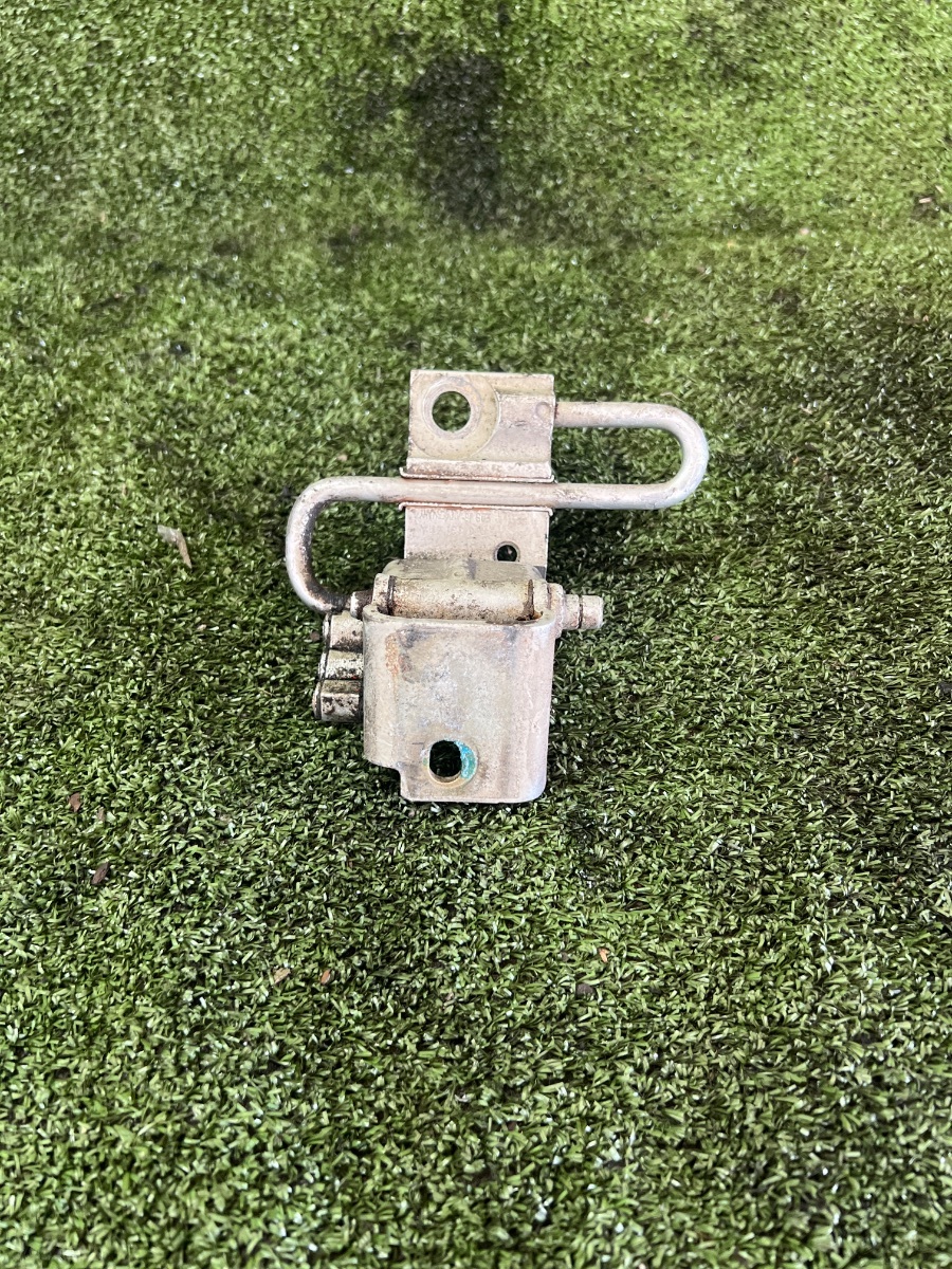 Петля двері передньої лівої нижня  Audi A4 B6 (2000-2006) 8E0831411