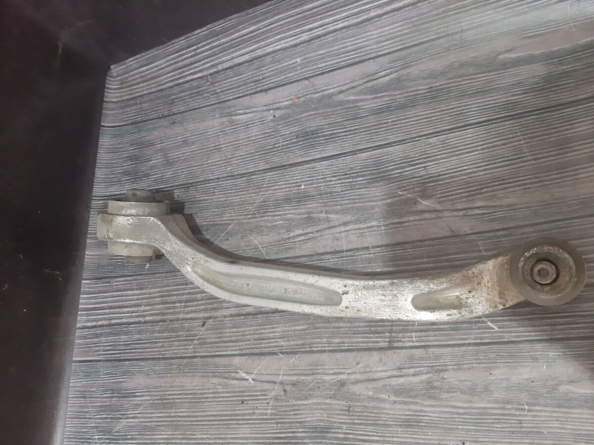 важіль передній лівий; Audi A4 B5 (1994-2001),A4 B6 (2000-2006),A6 C6 (2004-2011) 8E0407693Q