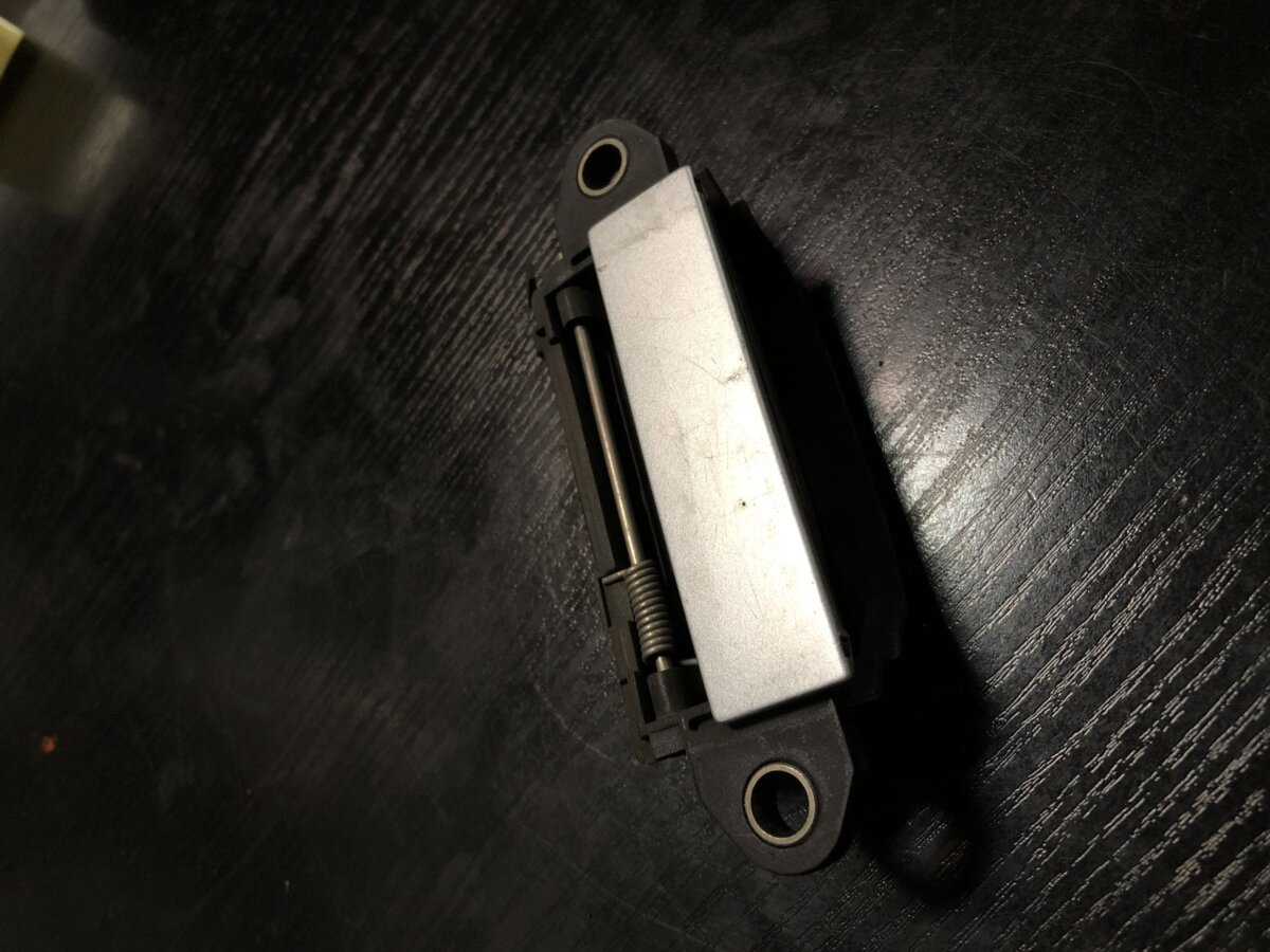 Ручка задніх дверей зовнішня, ліва Audi A6 C4 (1994-1997) 4A0839205G