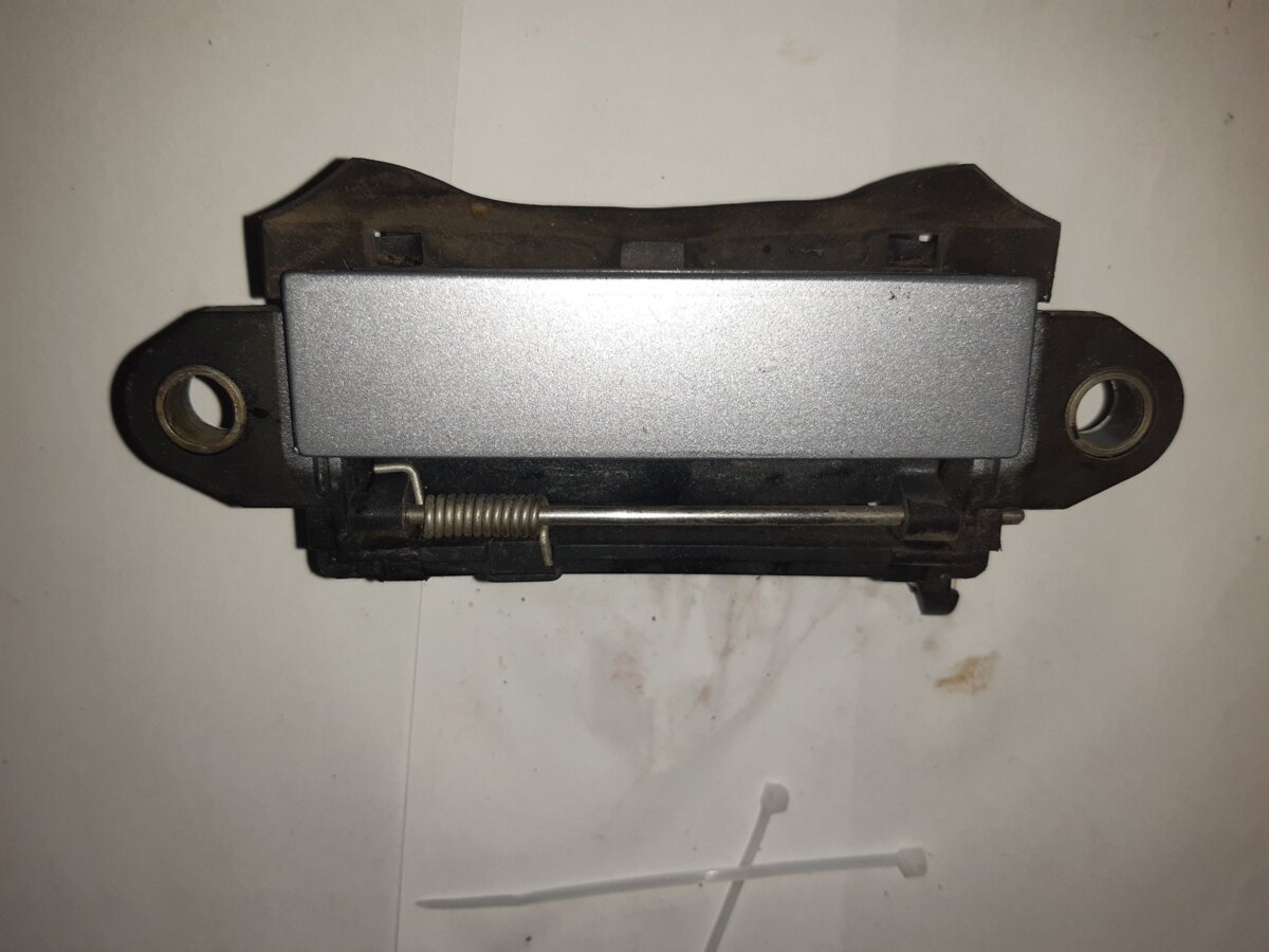 Ручка задніх дверей зовнішня, права Audi  4A0839206F