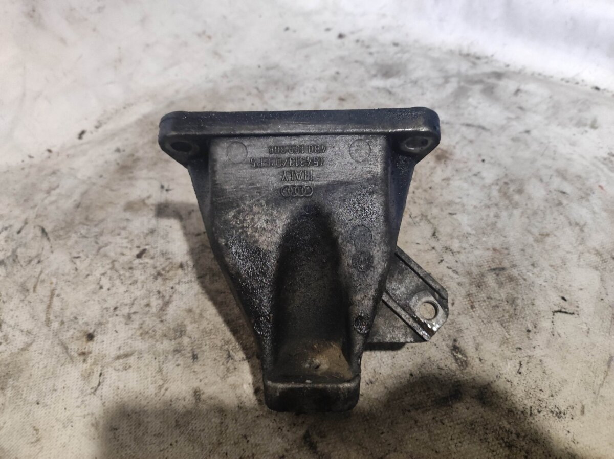 Кронштейн подушки двигуна правий Audi A6 C5 (1997-2004) 4B0199308